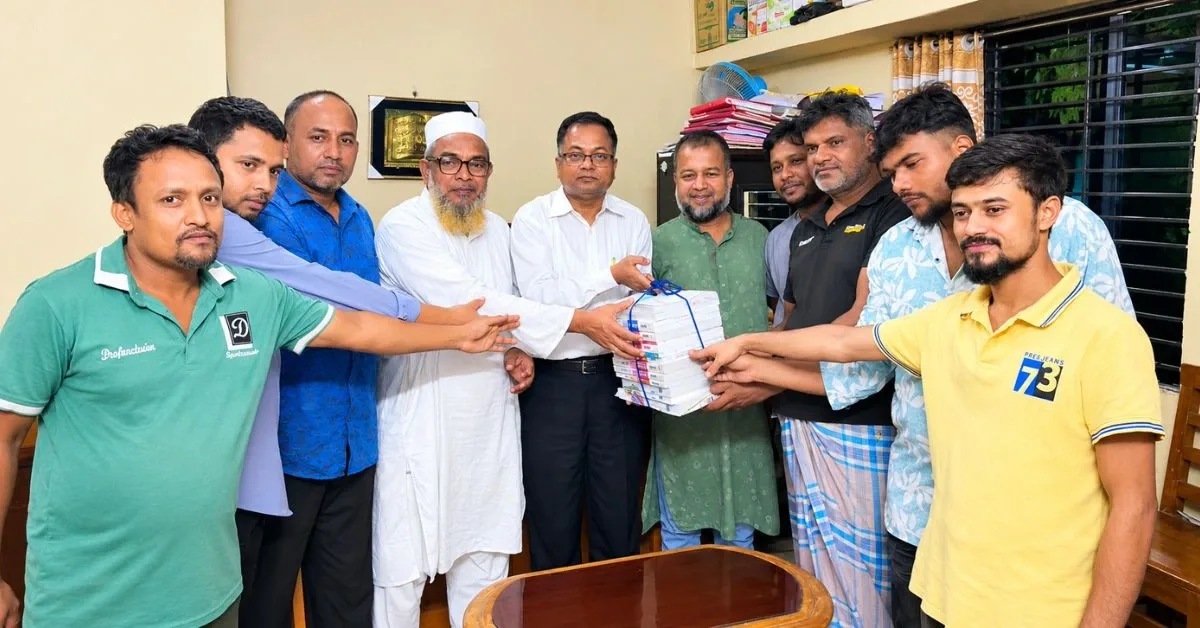চট্টগ্রাম-১৪ আসনের এমপি জসীম উদ্দীন আহমেদের পক্ষে অসহায় শিক্ষার্থীদের মাঝে গাইড বই বিতরণ করলেন রাজনৈতিক সচিব মোহাম্মদ আকতার