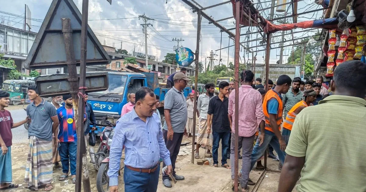 চন্দনাইশের গাছবাড়িয়া পুরাতন কলেজ গেট এলাকায় অবৈধ স্থাপনা উচ্ছেদ অভিযান