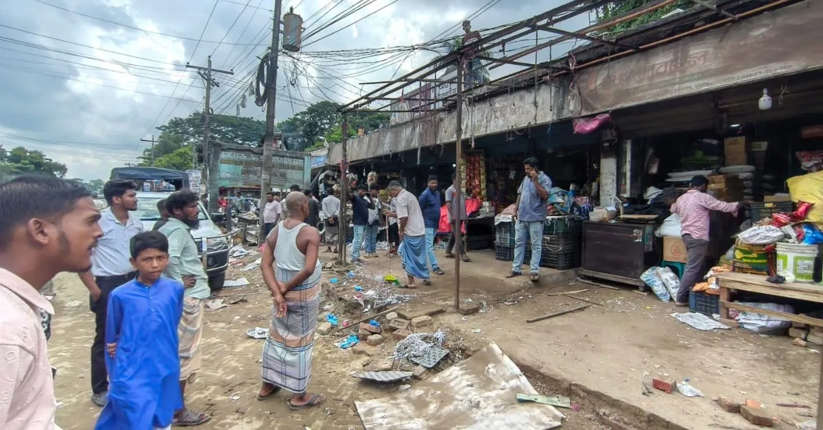 চন্দনাইশের গাছবাড়িয়া পুরাতন কলেজ গেট এলাকায় অবৈধ স্থাপনা উচ্ছেদ অভিযান