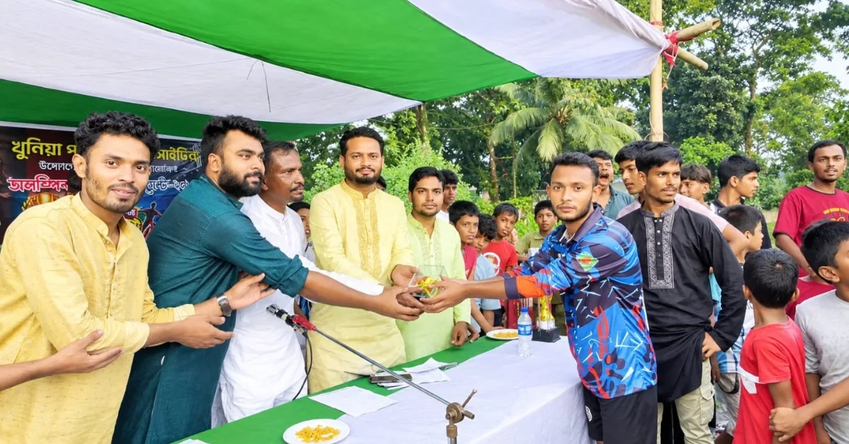 চন্দনাইশে অলস্পিক ফুটবল টুর্নামেন্টের উদ্বোধনী অনুষ্ঠানে খেলোয়াড়দের হাতে পুরস্কার বা ক্রেস্ট তুলে দিচ্ছেন অতিথিরা