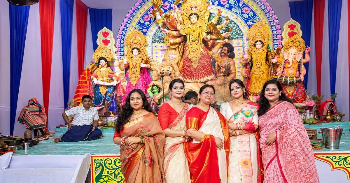 মুন্সিগঞ্জের বালাশুরের নাগরনন্দী ঘোষবাড়িতে পারিবারিক উদ্যোগে আয়োজিত দুর্গাপূজার মণ্ডপ।