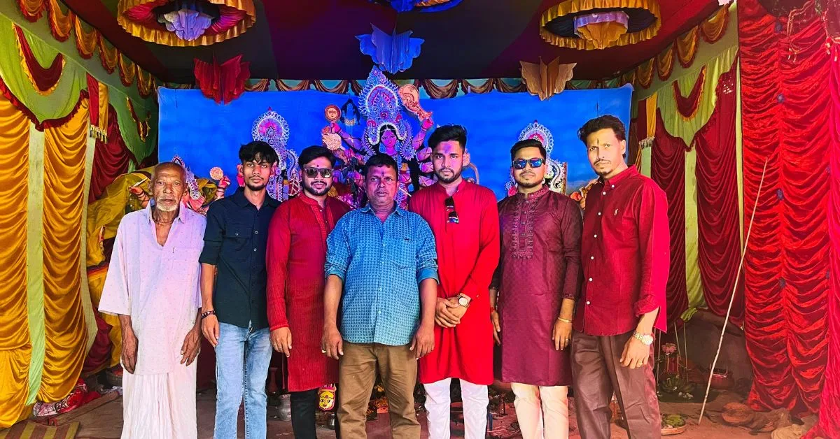 নওগাঁর দুবলহাটী পিরোজপুর হিন্দুপাড়া দুর্গা মন্দিরে শারদীয় দুর্গোৎসবের মহানবমী উপলক্ষে পূজা-অর্চনা।