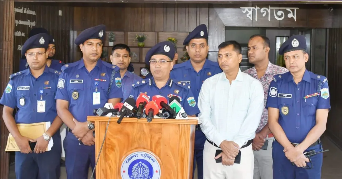 নওগাঁয় বৃদ্ধা হালিমা বেগম হত্যা মামলায় তাঁর ছোট ভাই ও ভাবীসহ পাঁচজনকে গ্রেপ্তার করেছে পুলিশ।