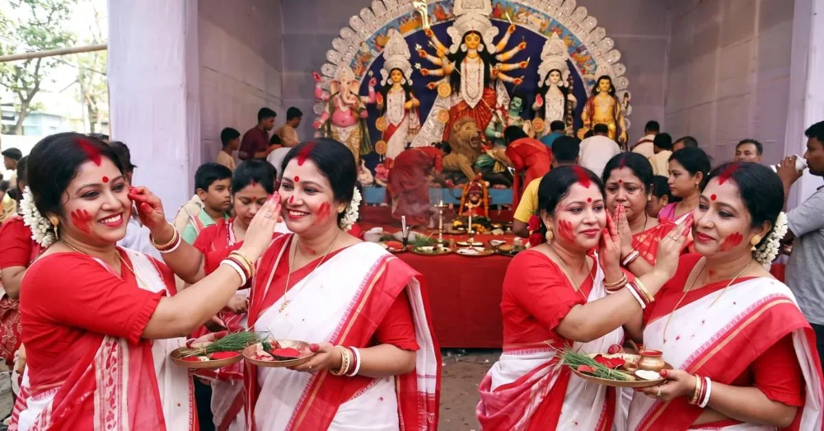 নওগাঁয় সিঁদুর খেলায় মাতলেন নারীরা