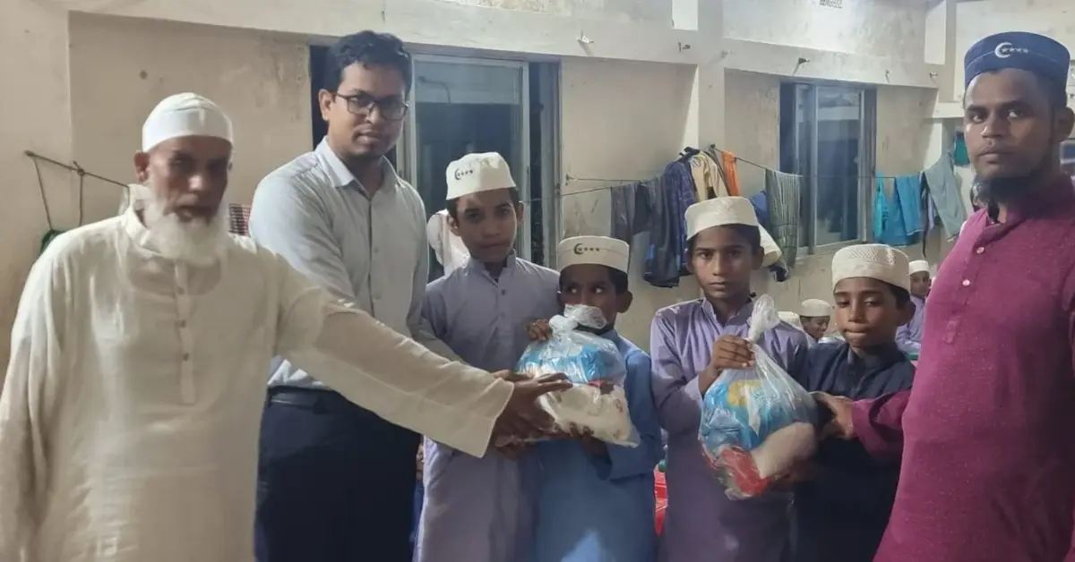 শিশুদের মাঝে খাদ্য বিতরণ ইউএনওর