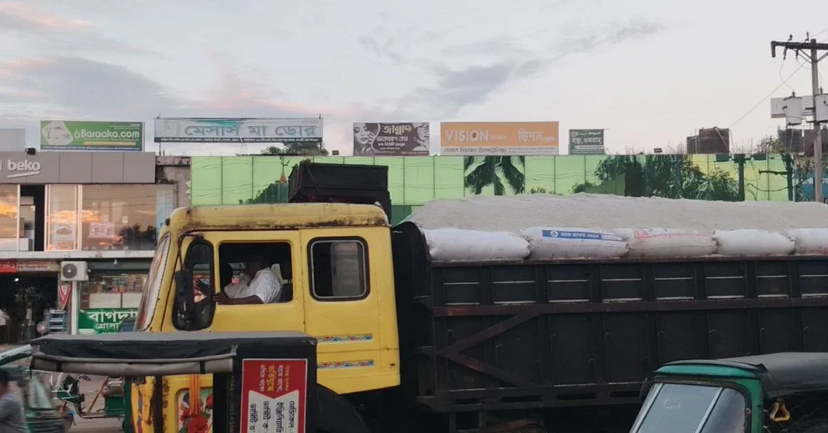 ত্রিপল ছাড়া লবণবাহী ট্রাক