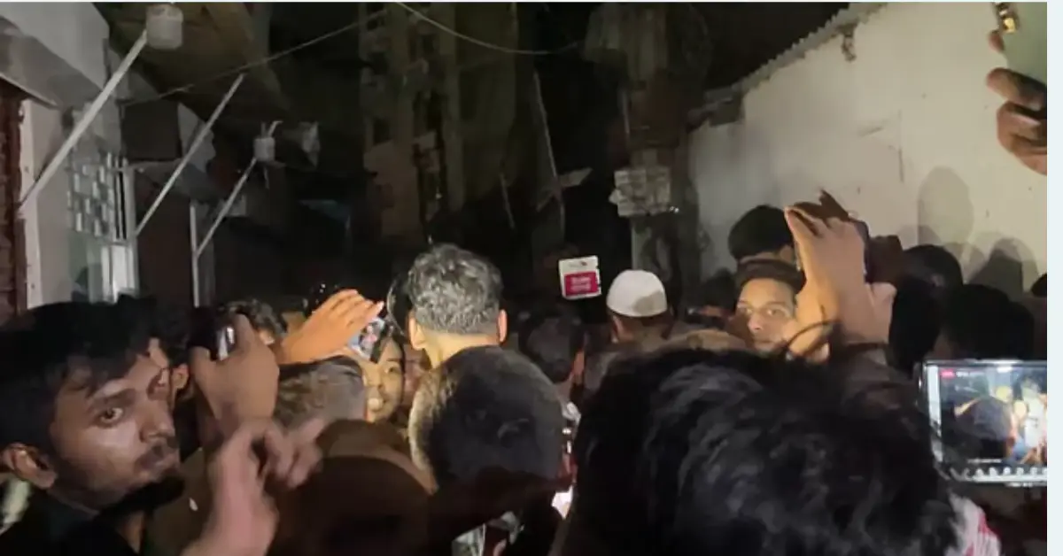 বাংলামোটরে হামলা: রূপায়ণ টাওয়ারের উত্তর দিকের গলিতে জড়ো হওয়া স্থানীয় বাসিন্দারা