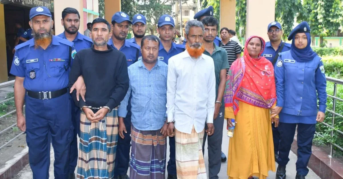 নওগাঁয় বৃদ্ধা হালিমা বেগম হত্যা মামলায় ছোট ভাই ও ভাবীসহ পাঁচ আসামি গ্রেপ্তারের ঘটনায় পুলিশের সংবাদ সম্মেলন।