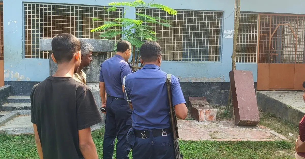 বদলগাছীতে শহীদ মিনার ভাঙা