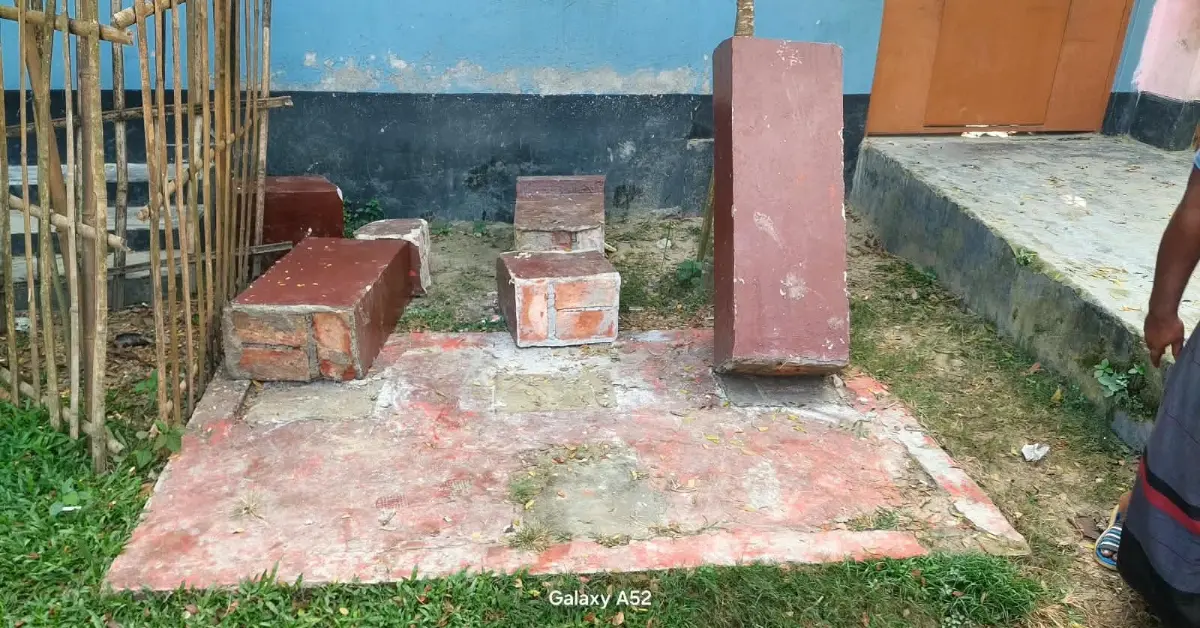 বদলগাছীতে শহীদ মিনার ভাঙা