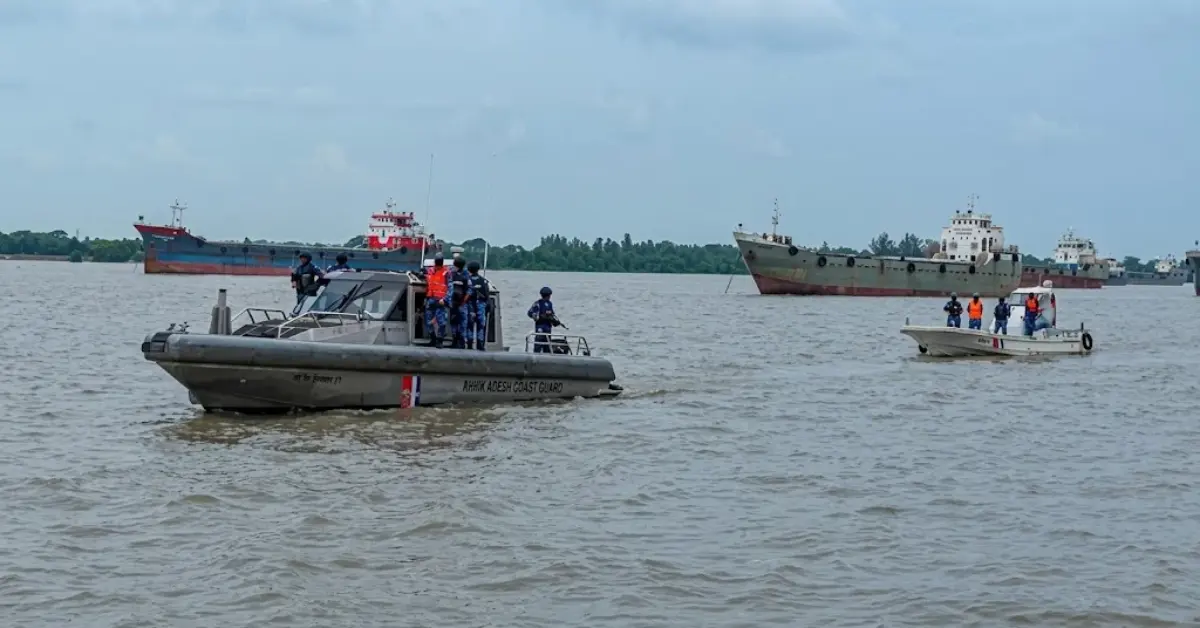 মা ইলিশ সংরক্ষণে নদী ও উপকূলীয় এলাকায় কোস্ট গার্ডের টহল