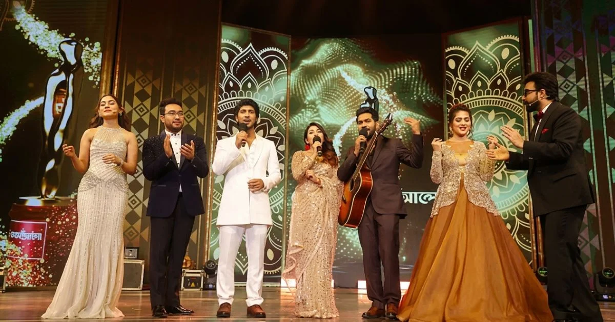 জমকালো মঞ্চ ও তারকাদের উপস্থিতির দৃশ্য।