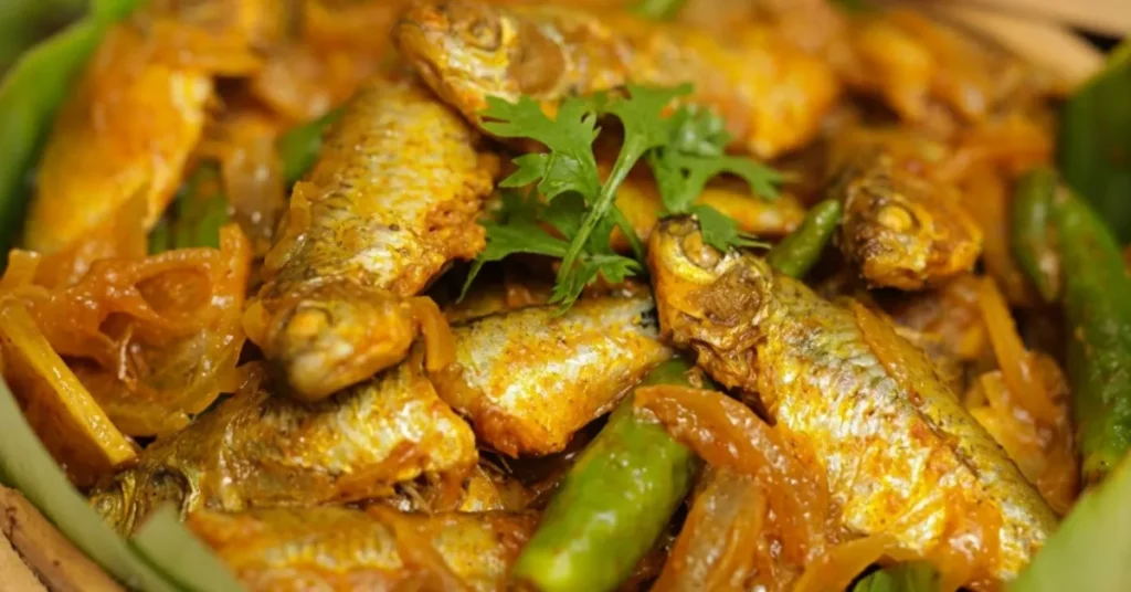 ছোট মাছের রেসিপি দিয়ে দুপুরের খাবার