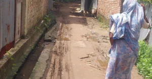 ২৪ বছরেও মেরামত হয়নি চন্দনাইশ পৌরসভার ৯নং ওয়ার্ডের বানু বাপের বাড়ি রাস্তা ও ড্রেনঃ সড়কে বেহাল দশা: ড্রেনের ময়লায় দুর্গন্ধ, দুর্ভোগে হাজারো মানুষ 1 চন্দনাইশে ২৪ বছরের দুর্ভোগ, বেহাল বানু বাপের বাড়ি সড়ক