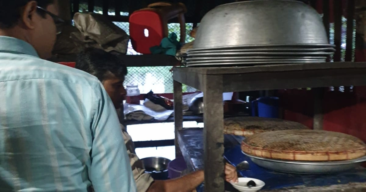 চন্দনাইশে অস্বাস্থ্যকর পরিবেশে মিষ্টি তৈরি, মা কালি সুইটসকে জরিমানা 2 চন্দনাইশে অস্বাস্থ্যকর পরিবেশে মিষ্টি তৈরি, ‘মা কালি সুইটস’কে জরিমানা