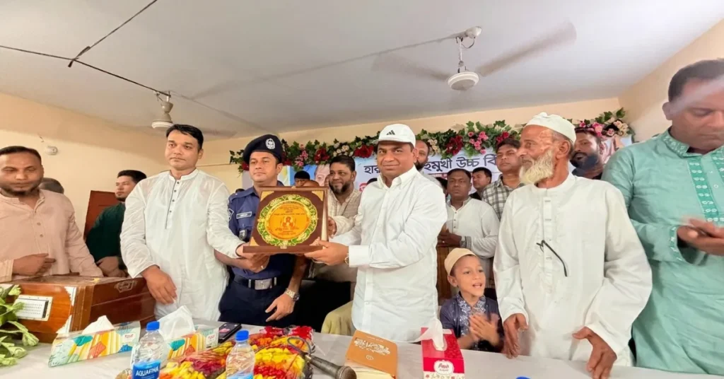 চন্দনাইশে হাছনদন্ডী বহুমুখী উচ্চ বিদ্যালয়ের নবনির্মিত একাডেমিক ভবন উদ্বোধন করেন এমপি জসীম উদ্দীন আহমেদ 2 ক্রেস প্রদান করছেন এমপি জসীম উদ্দীন আহমেদ