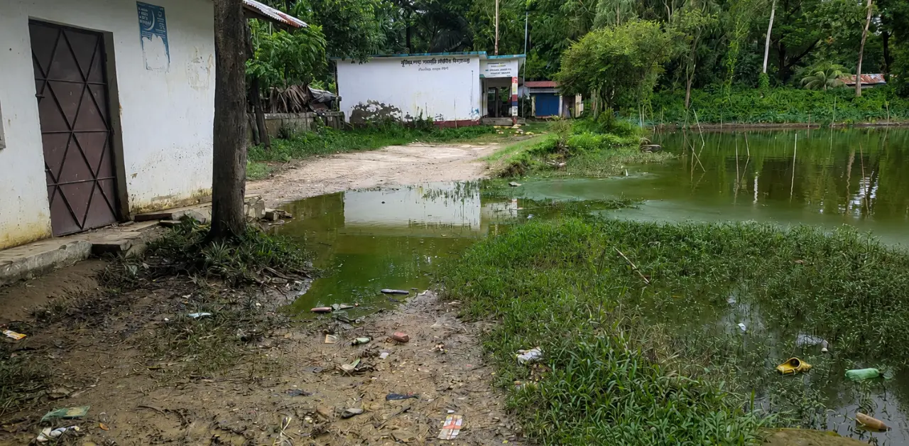 চন্দনাইশে স্কুলগামী শিক্ষার্থীদের দুর্ভোগ: খুনিয়া পাড়ায় ভেঙে পড়া রিটেইনিং ওয়াল, বর্ষায় পথ যেন জলাভূমি 2 খুনিয়ার পাড়া সরকারি প্রাথমিক বিদ্যালয় মাঠের ভাঙন
