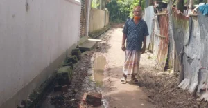 ২৪ বছরেও মেরামত হয়নি চন্দনাইশ পৌরসভার ৯নং ওয়ার্ডের বানু বাপের বাড়ি রাস্তা ও ড্রেনঃ সড়কে বেহাল দশা: ড্রেনের ময়লায় দুর্গন্ধ, দুর্ভোগে হাজারো মানুষ 2 চন্দনাইশে ২৪ বছরের দুর্ভোগ, বেহাল বানু বাপের বাড়ি সড়ক