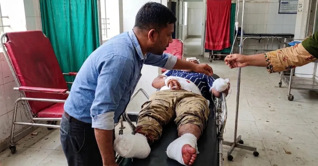 চন্দনাইশে দু'বছরের শিশুকে বাঁচাতে গিয়ে তেলবাহী ট্রেনে কাটা পড়ে পিতার দুই পায়ের গোড়ালি আর পাতা এবং হাতের পাঁচটি আঙ্গুল কাটা পড়েছে এবং মাথায় আঘাতপ্রাপ্ত 1 তেলবাহী ট্রেনে কাটা পড়ে আহত মোরশেদুল আলম
