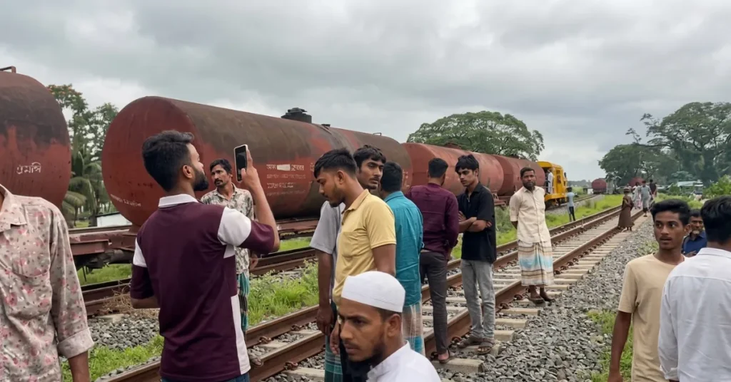 চন্দনাইশে দু'বছরের শিশুকে বাঁচাতে গিয়ে তেলবাহী ট্রেনে কাটা পড়ে পিতার দুই পায়ের গোড়ালি আর পাতা এবং হাতের পাঁচটি আঙ্গুল কাটা পড়েছে এবং মাথায় আঘাতপ্রাপ্ত 2 দোহাজারী রেলওয়ে স্টেশনে তেলবাহী ট্রেন