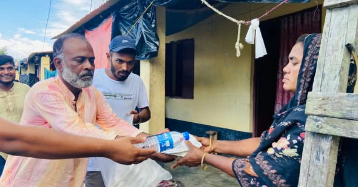 মানুষ মানুষের জন্য, জীবন জীবনের জন্য। 3 বন্যাকবলিত এলাকায় ত্রাণ নিয়ে হাঁটছেন স্বেচ্ছাসেবীরা