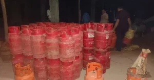 চন্দনাইশে অবৈধ গ্যাসের গুদামে প্রশাসনের হানাঃ খালি গ্যাস সিলিন্ডার ও সরঞ্জাম জব্দ 1 চন্দনাইশে অবৈধ গ্যাসের গুদামে প্রশাসনের অভিযান