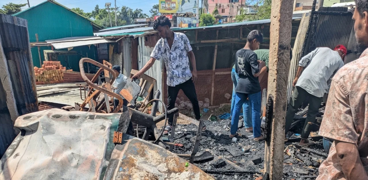 ১০ লক্ষ টাকার ক্ষতি চন্দনাইশে ভয়াবহ অগ্নিকাণ্ড, ৬ দোকান পুড়ে ছাই 2 অগ্নিকাণ্ডের পর গাছবাড়িয়া খাঁনহাট