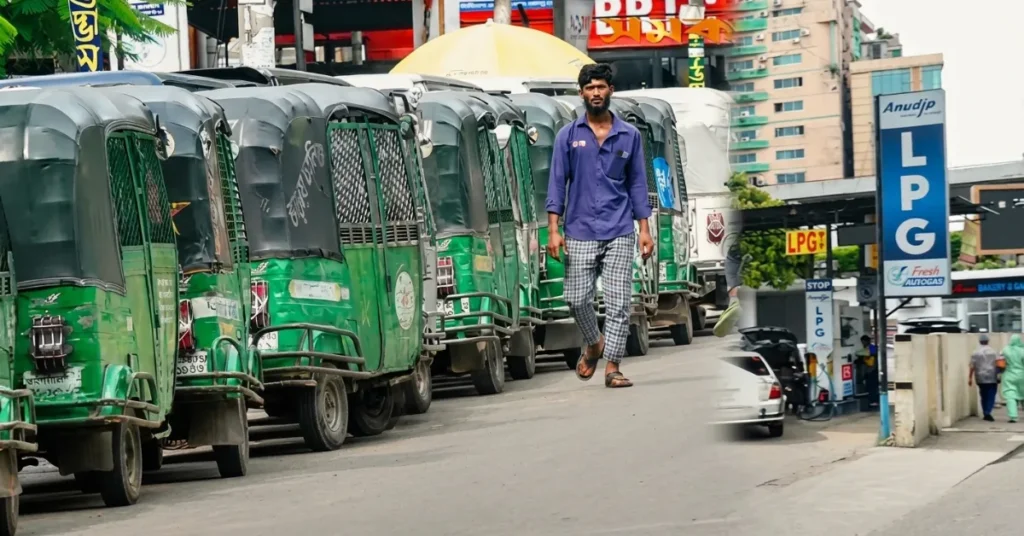 গ্যাস সংকটে চট্টগ্রামে সিএনজি পাম্পে দীর্ঘ লাইন