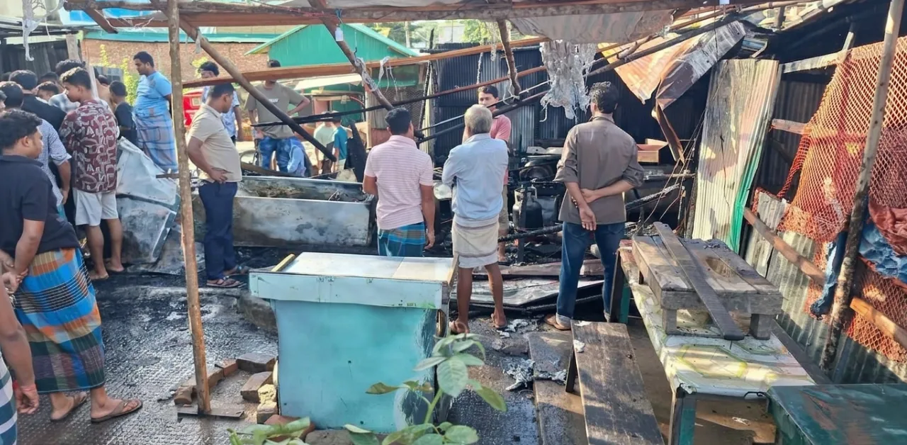 ১০ লক্ষ টাকার ক্ষতি চন্দনাইশে ভয়াবহ অগ্নিকাণ্ড, ৬ দোকান পুড়ে ছাই 1 চট্টগ্রামের চন্দনাইশে অগ্নিকাণ্ডের ঘটনাস্থল