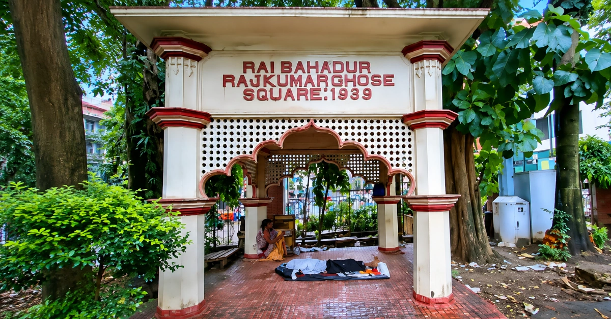 লালদিঘী'র জলের রঙ কি আসলেই লাল? 1 রায় বাহাদুর রাজকুমার ঘোষ স্কয়ার বা লালদিঘির মঠ