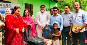সুবিধাবঞ্চিত শিশুদের মাঝে শিক্ষা সামগ্রী ও খাবার বিতরণ