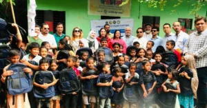 সুবিধাবঞ্চিত শিশুদের মাঝে শিক্ষা সামগ্রী ও খাবার বিতরণ
