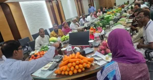 ১৬ কেজির ওলকচু: ৫২ পদে কৃষকদের ব্যতিক্রমী শুভেচ্ছা 1 কৃষকদের দেওয়া ফলমূল ও সবজির শুভেচ্ছা গ্রহণ করছেন বিভাগীয় কমিশনার