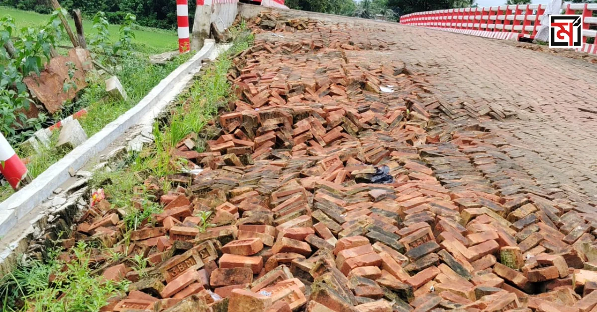 চন্দনাইশে ব্রিজের সংযোগ সড়ক পাশ ধসে পড়েছে।