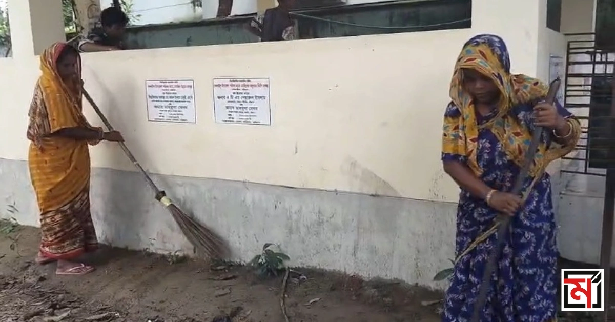 ডেঙ্গু প্রতিরোধে চন্দনাইশে মসজিদ প্রাঙ্গণ পরিষ্কার-পরিচ্ছন্নতা অভিযান অনুষ্ঠিত 1 মসজিদ প্রাঙ্গণ ও আশপাশের এলাকা ঝাড়ু দিয়ে পরিষ্কার করছেন স্থানীয়রা